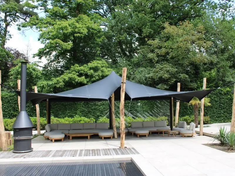 zwarte stretchtent-tuintent-6x9-zwart-met-acacia-boomstam-palen